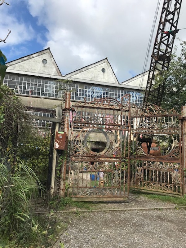 Zig Zag Building, outer gate